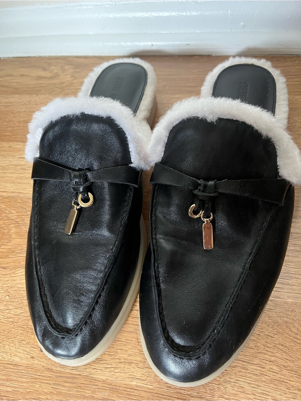 Steve Madden Black Leather Faux Fur-Lined Slip-On Mules - Size 9M